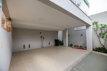 Casa à venda com 298m², 4 quartos e 2 vagas