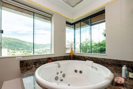 Casa à venda com 298m², 4 quartos e 2 vagas