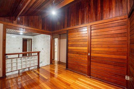Casa à venda com 472m², 4 quartos e 2 vagas