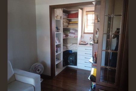 Casa à venda com 290m², 4 quartos e sem vaga
