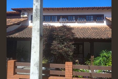 Casa à venda com 290m², 4 quartos e sem vaga