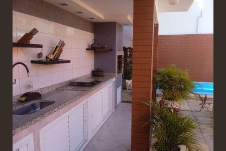Casa à venda com 290m², 4 quartos e sem vaga