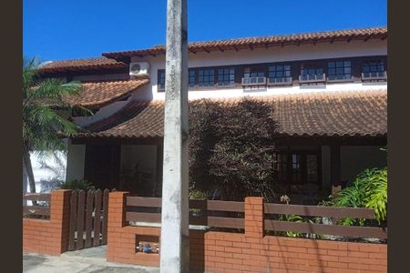 Casa à venda com 290m², 4 quartos e sem vaga