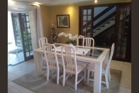 Casa à venda com 290m², 4 quartos e sem vaga