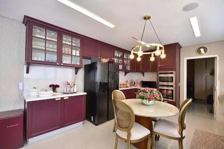 Apartamento à venda com 252m², 3 quartos e 4 vagas