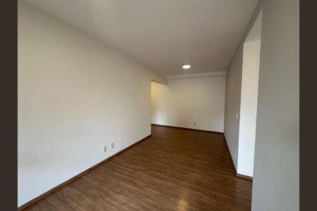 Sala de apartamento para alugar com 3 quartos, 77m² em Jardim Tupanci, Barueri