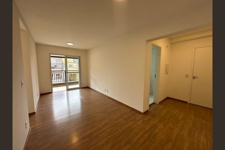 Sala de apartamento para alugar com 3 quartos, 77m² em Jardim Tupanci, Barueri