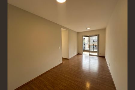Sala de apartamento para alugar com 3 quartos, 77m² em Jardim Tupanci, Barueri