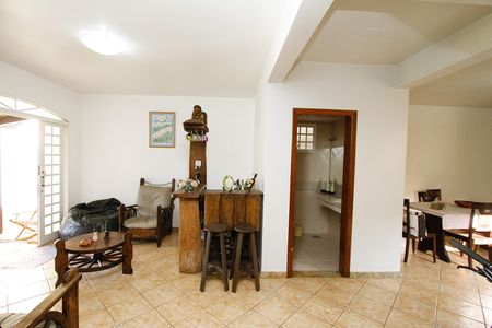 Sala de casa à venda com 4 quartos, 360m² em Álvaro Camargos, Belo Horizonte
