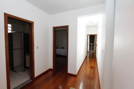 Casa à venda com 360m², 4 quartos e 3 vagasCorredor