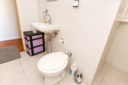 Banheiro de kitnet/studio para alugar com 1 quarto, 33m² em Bela Vista, São Paulo