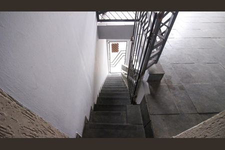 Casa para alugar com 150m², 2 quartos e 1 vaga Casa para alugar com 150m², 2 quartos e 1 vagaEscada