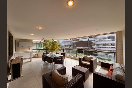 Apartamento à venda com 120m², 3 quartos e 2 vagas Apartamento à venda com 120m², 3 quartos e 2 vagasVaranda