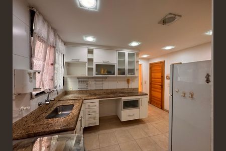 Apartamento à venda com 120m², 3 quartos e 2 vagas Apartamento à venda com 120m², 3 quartos e 2 vagasCozinha e Área de Serviço