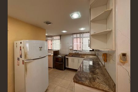 Apartamento à venda com 120m², 3 quartos e 2 vagas Apartamento à venda com 120m², 3 quartos e 2 vagasCozinha e Área de Serviço