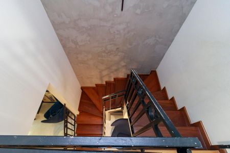 Casa de condomínio à venda com 212m², 4 quartos e 3 vagas Casa de condomínio à venda com 212m², 4 quartos e 3 vagasEscada