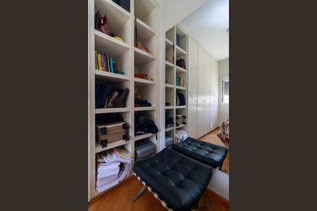 Casa de condomínio à venda com 212m², 4 quartos e 3 vagas Casa de condomínio à venda com 212m², 4 quartos e 3 vagasQuarto 4