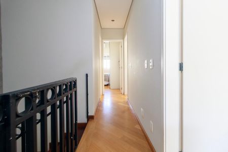 Casa de condomínio à venda com 212m², 4 quartos e 3 vagas Casa de condomínio à venda com 212m², 4 quartos e 3 vagasCorredor