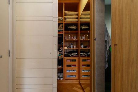 Casa de condomínio à venda com 212m², 4 quartos e 3 vagas Casa de condomínio à venda com 212m², 4 quartos e 3 vagasSuíte 1 - Closet