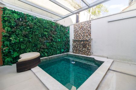 Casa de condomínio à venda com 212m², 4 quartos e 3 vagas Casa de condomínio à venda com 212m², 4 quartos e 3 vagasPiscina