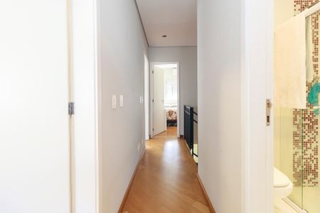 Casa de condomínio à venda com 212m², 4 quartos e 3 vagas Casa de condomínio à venda com 212m², 4 quartos e 3 vagasCorredor