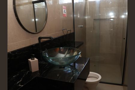 banheiro do corredor de casa para alugar com 2 quartos, 95m² em Vila Jardim São Judas Tadeu, Goiânia