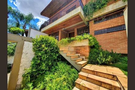 Casa à venda com 622m², 5 quartos e 6 vagas Casa à venda com 622m², 5 quartos e 6 vagasFoto 02