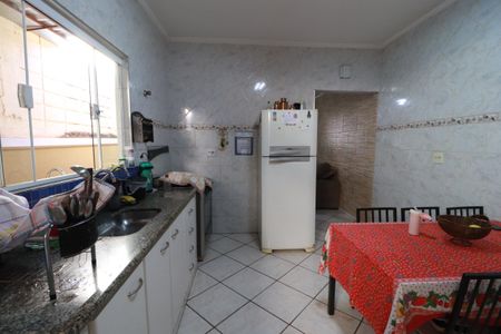 Casa para alugar com 100m², 2 quartos e 2 vagasCozinha 