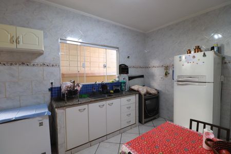 Casa para alugar com 100m², 2 quartos e 2 vagasCozinha 