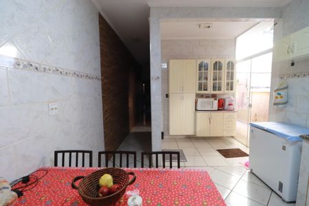 Casa para alugar com 100m², 2 quartos e 2 vagasCozinha 