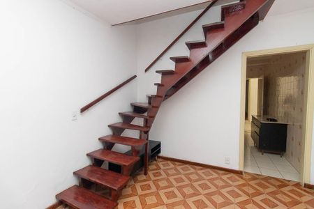 Escada de casa para alugar com 3 quartos, 90m² em Parque Ramos Freitas, São Paulo