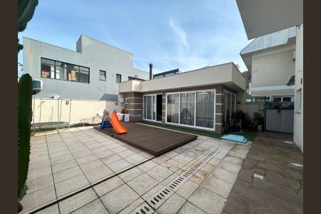 Casa à venda com 250m², 3 quartos e 3 vagas Casa à venda com 250m², 3 quartos e 3 vagasÁrea comum - Piscina