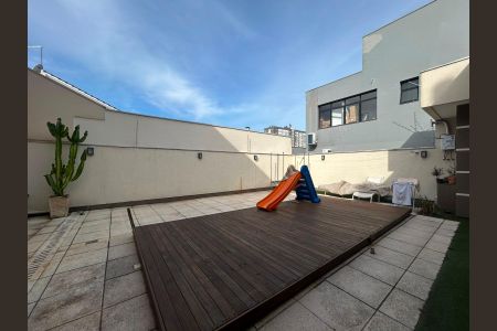 Casa à venda com 250m², 3 quartos e 3 vagas Casa à venda com 250m², 3 quartos e 3 vagasÁrea comum - Piscina