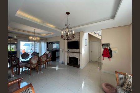 Casa à venda com 250m², 3 quartos e 3 vagas Casa à venda com 250m², 3 quartos e 3 vagasSala