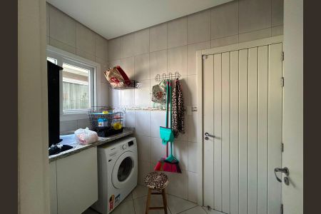 Casa à venda com 250m², 3 quartos e 3 vagas Casa à venda com 250m², 3 quartos e 3 vagasLavanderia