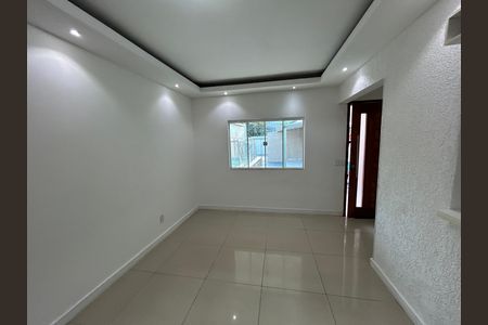 Sala de casa para alugar com 2 quartos, 250m² em Vila Valqueire, Rio de Janeiro