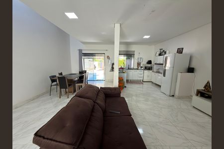 Sala e cozinha de casa à venda com 1 quarto, 400m² em Colônia Agrícola Arniqueira, Brasília