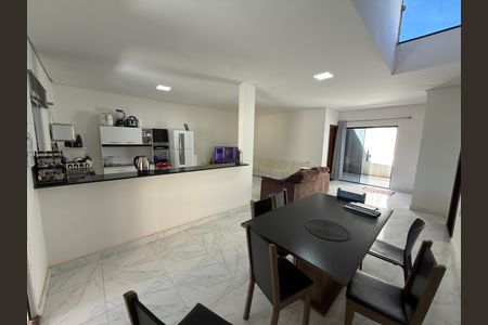 Casa à venda com 400m², 1 quarto e 6 vagas Casa à venda com 400m², 1 quarto e 6 vagasSala e cozinha