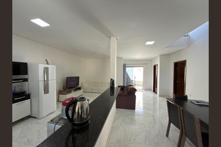 Casa à venda com 400m², 1 quarto e 6 vagas Casa à venda com 400m², 1 quarto e 6 vagasSala e cozinha