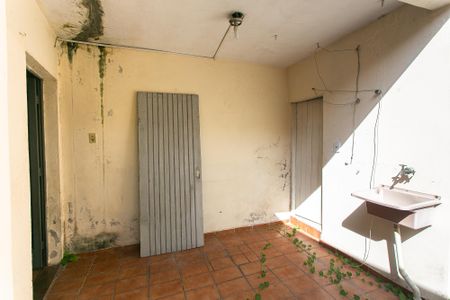 Casa à venda com 200m², 6 quartos e 1 vaga Casa à venda com 200m², 6 quartos e 1 vagaQuintal