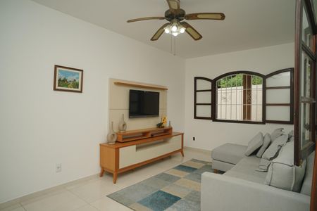 Sala de casa para alugar com 3 quartos, 840m² em Zacarias, Maricá