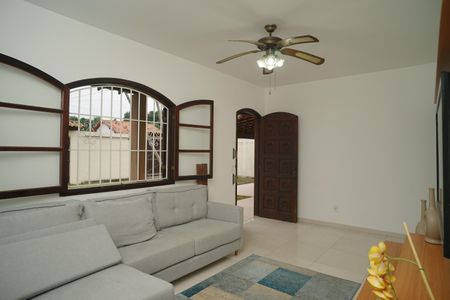 Sala de casa para alugar com 3 quartos, 840m² em Zacarias, Maricá