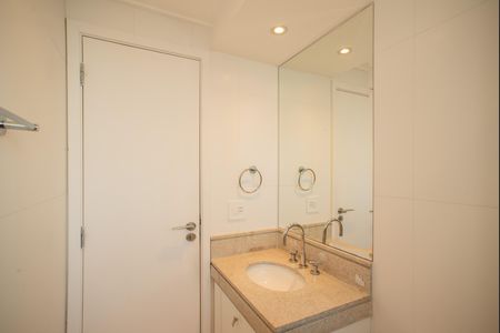 Apartamento para alugar com 250m², 3 quartos e 4 vagas Apartamento para alugar com 250m², 3 quartos e 4 vagasBanheiro da Suíte 2