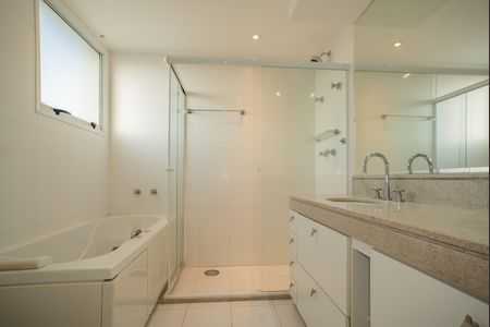 Apartamento para alugar com 250m², 3 quartos e 4 vagas Apartamento para alugar com 250m², 3 quartos e 4 vagasBanheiro da Suíte 3