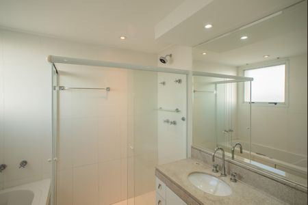 Apartamento para alugar com 250m², 3 quartos e 4 vagas Apartamento para alugar com 250m², 3 quartos e 4 vagasBanheiro da Suíte 3
