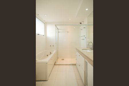 Apartamento para alugar com 250m², 3 quartos e 4 vagas Apartamento para alugar com 250m², 3 quartos e 4 vagasBanheiro da Suíte 3