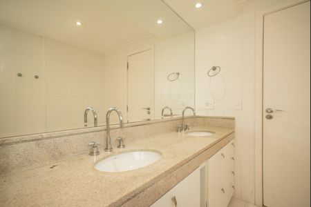 Apartamento para alugar com 250m², 3 quartos e 4 vagas Apartamento para alugar com 250m², 3 quartos e 4 vagasBanheiro da Suíte 3