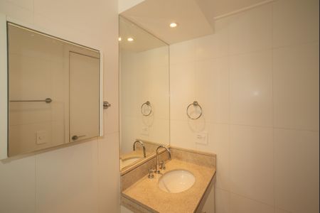Apartamento para alugar com 250m², 3 quartos e 4 vagas Apartamento para alugar com 250m², 3 quartos e 4 vagasBanheiro da Suíte 1