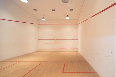 Apartamento para alugar com 250m², 3 quartos e 4 vagas Apartamento para alugar com 250m², 3 quartos e 4 vagasÁrea comum - Quadra de squash