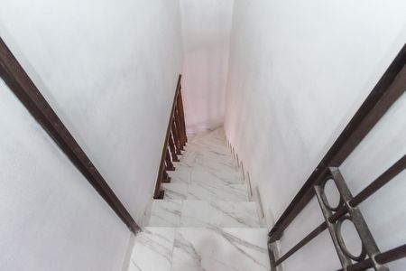 Casa para alugar com 115m², 2 quartos e 2 vagas Casa para alugar com 115m², 2 quartos e 2 vagasEscada